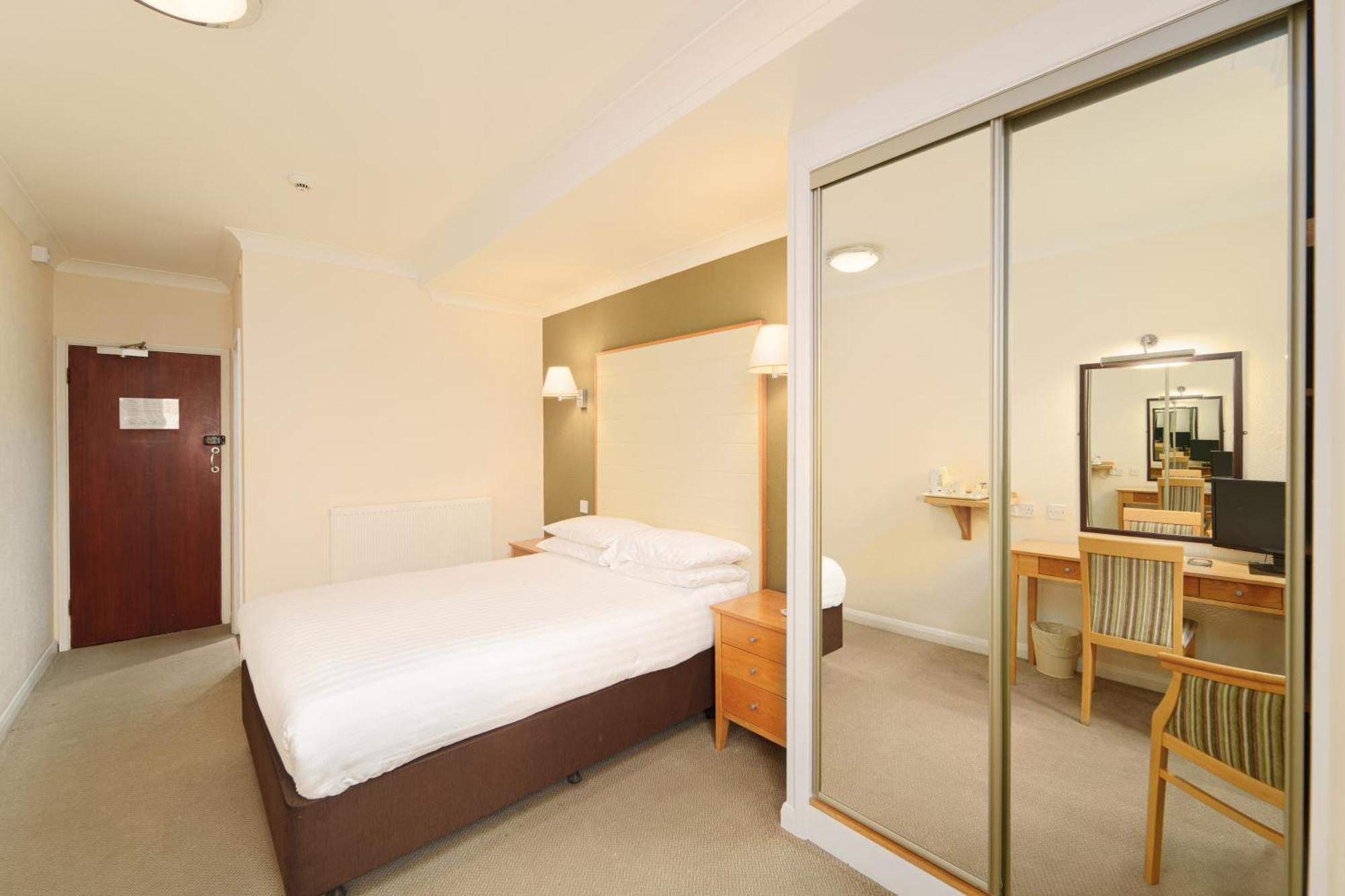 Trouville Hotel By Compass Hospitality Sandown Buitenkant foto