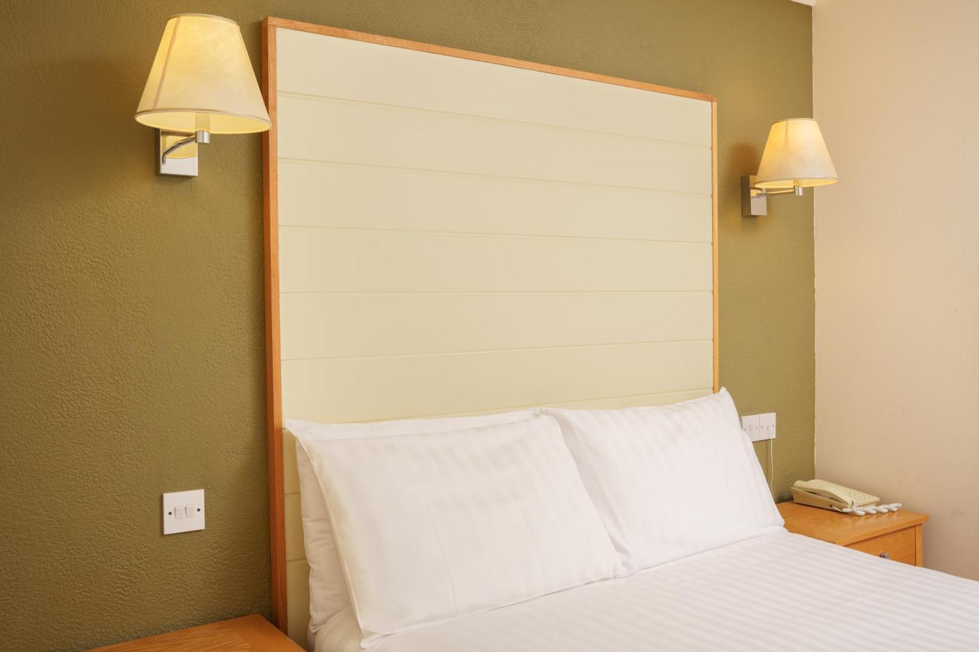 Trouville Hotel By Compass Hospitality Sandown Buitenkant foto