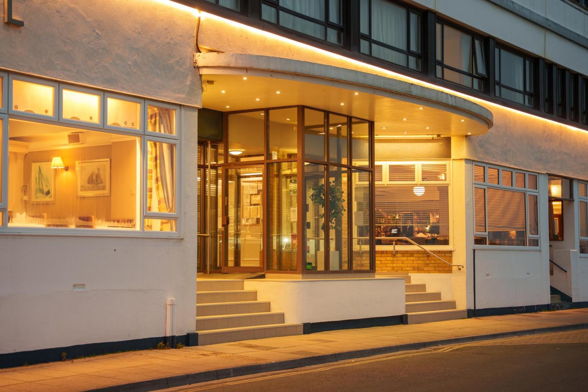 Trouville Hotel By Compass Hospitality Sandown Buitenkant foto