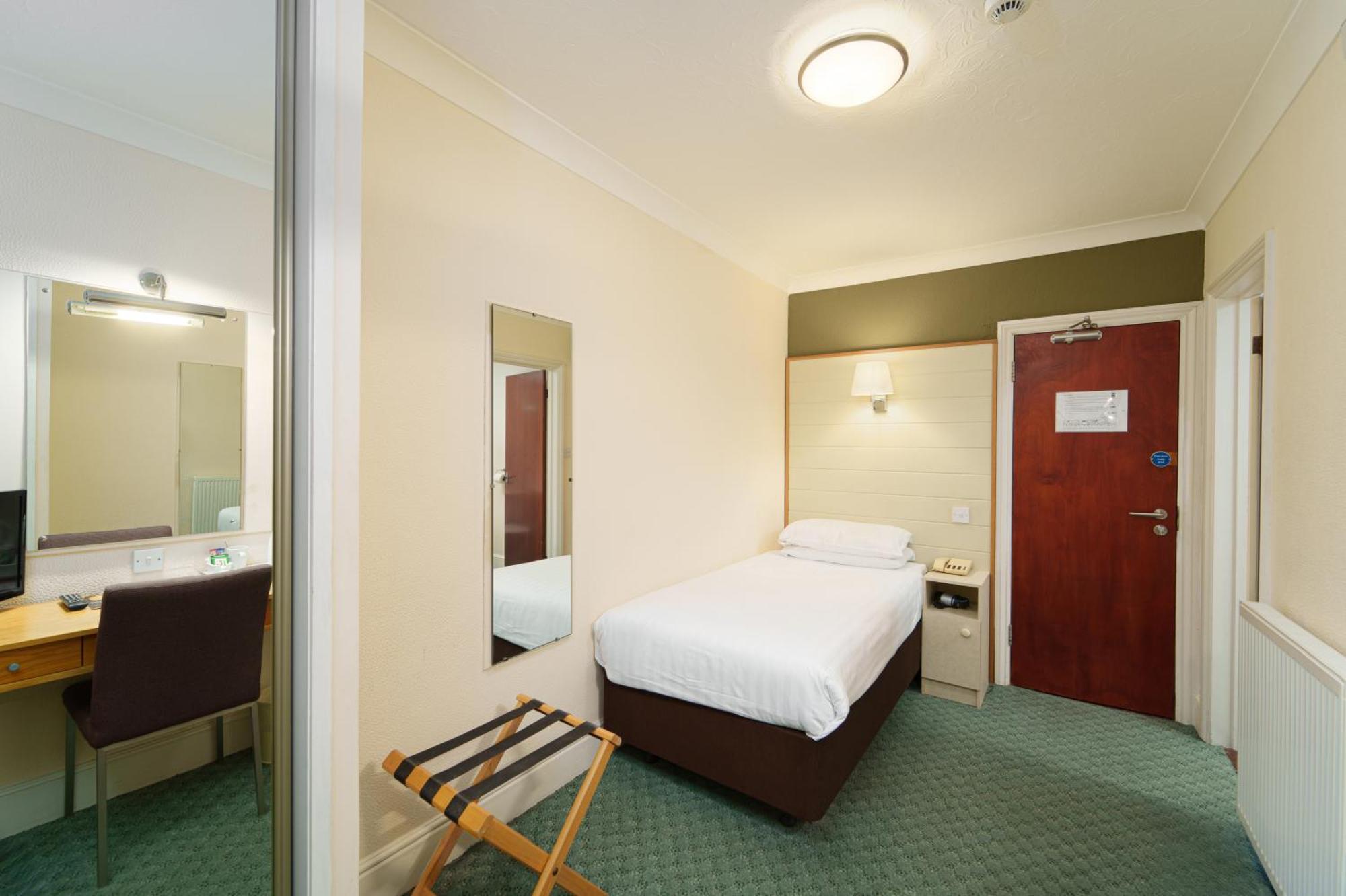 Trouville Hotel By Compass Hospitality Sandown Buitenkant foto